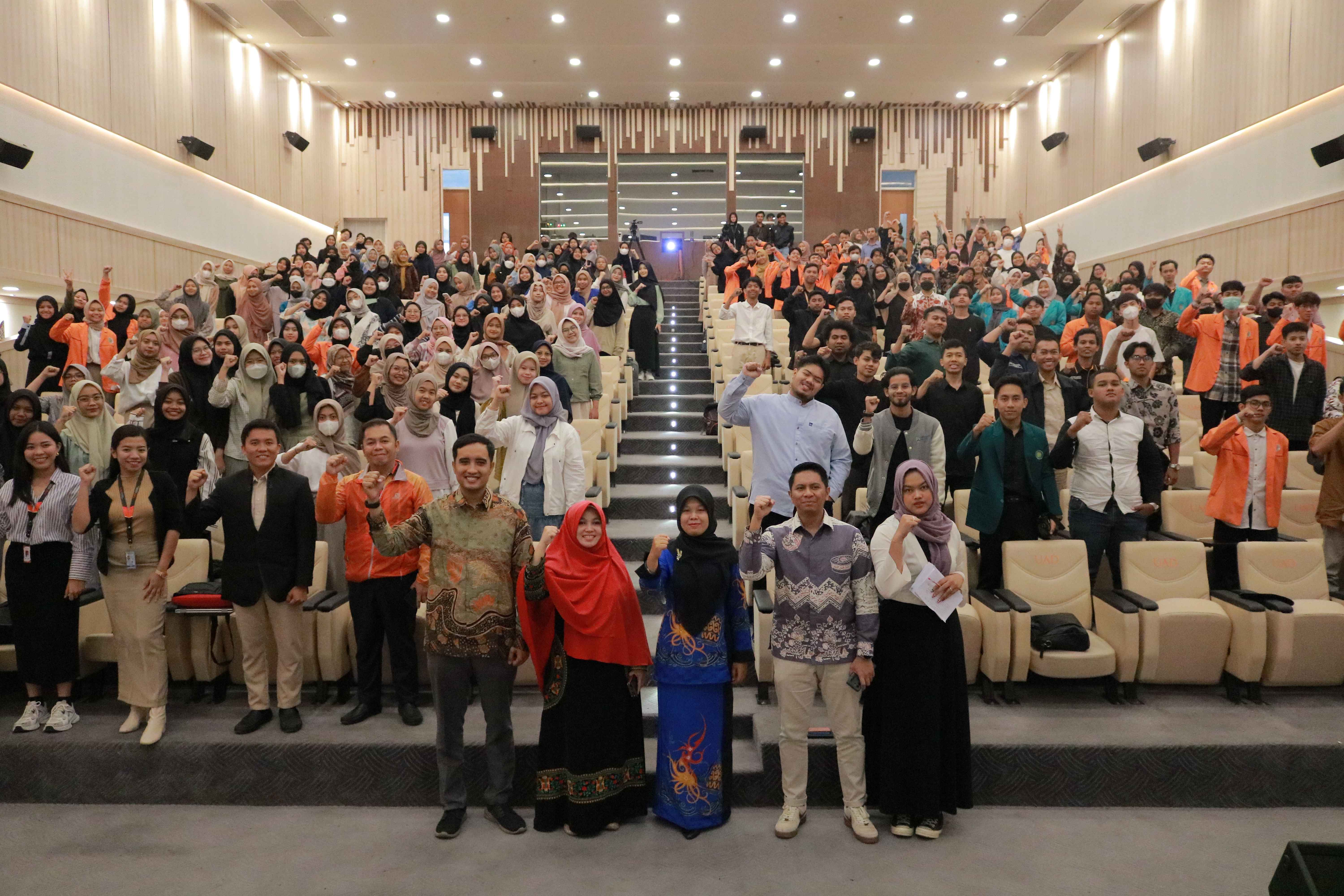 Foto Bersama Civitas Akademika Di Seminar ADYC